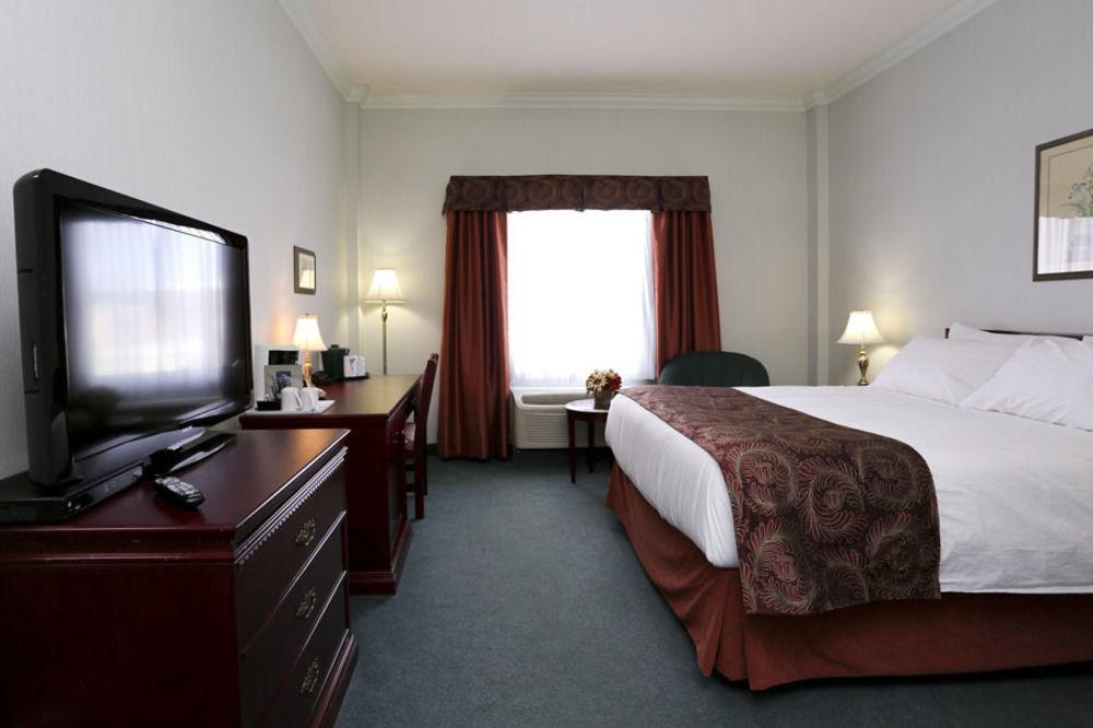 The Bridgeport Inn Форт Макмъри Екстериор снимка
